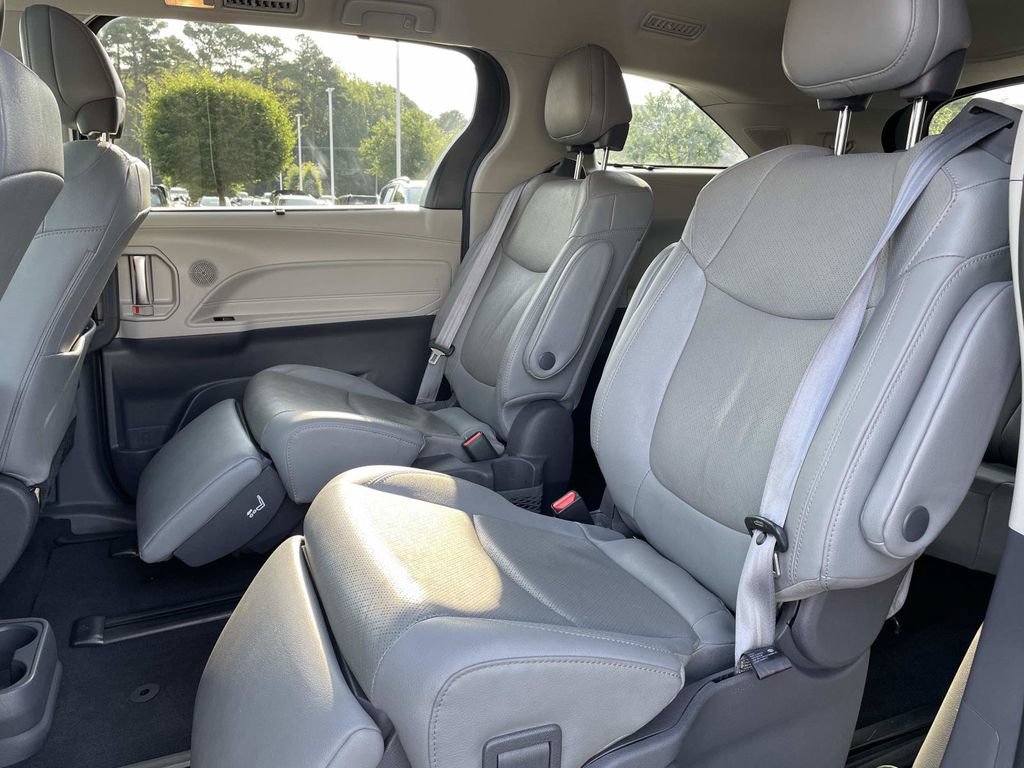 Used 2021 Toyota Sienna Limited FWD image 31