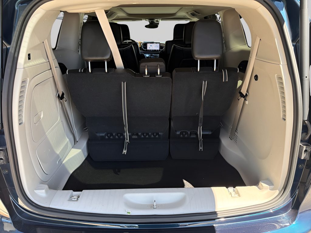 Used 2023 Chrysler Pacifica Limited FWD image 42
