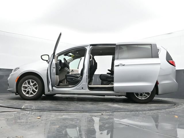 Used 2024 Chrysler Pacifica Touring-L image 71