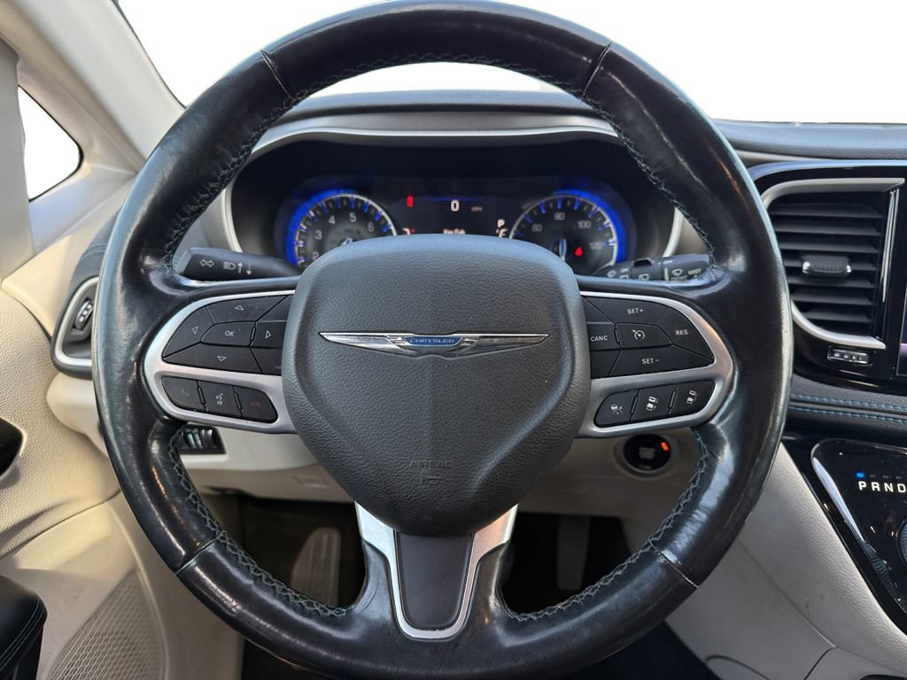 Used 2021 Chrysler Pacifica Touring-L FWD image 12