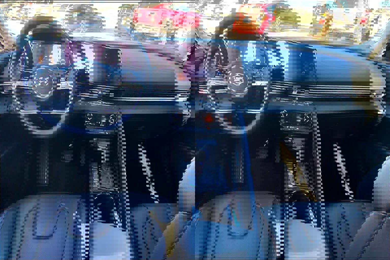 Used 2025 Hyundai Elantra Limited image 16