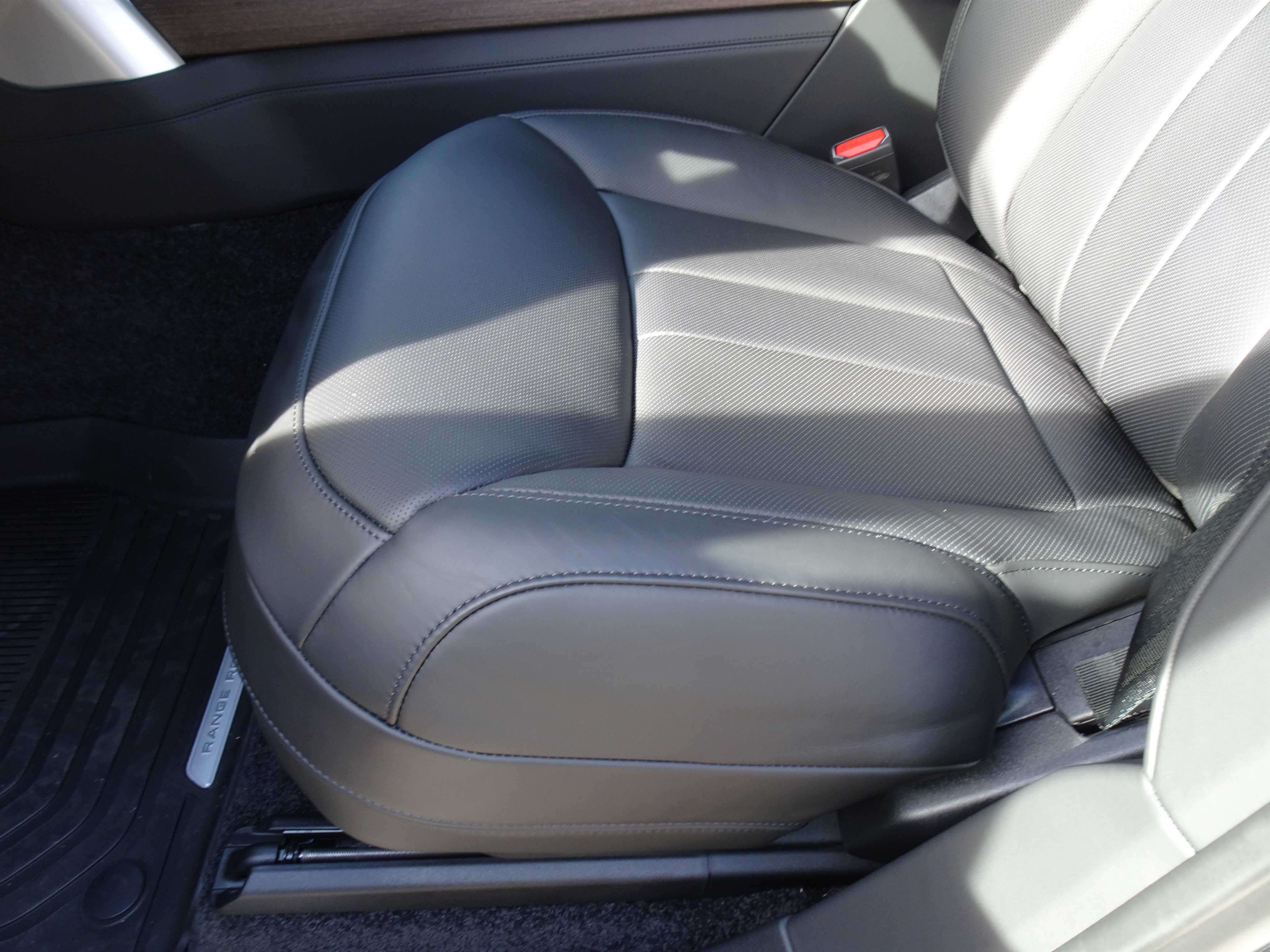 New 2025 Land Rover Range Rover SE image 16