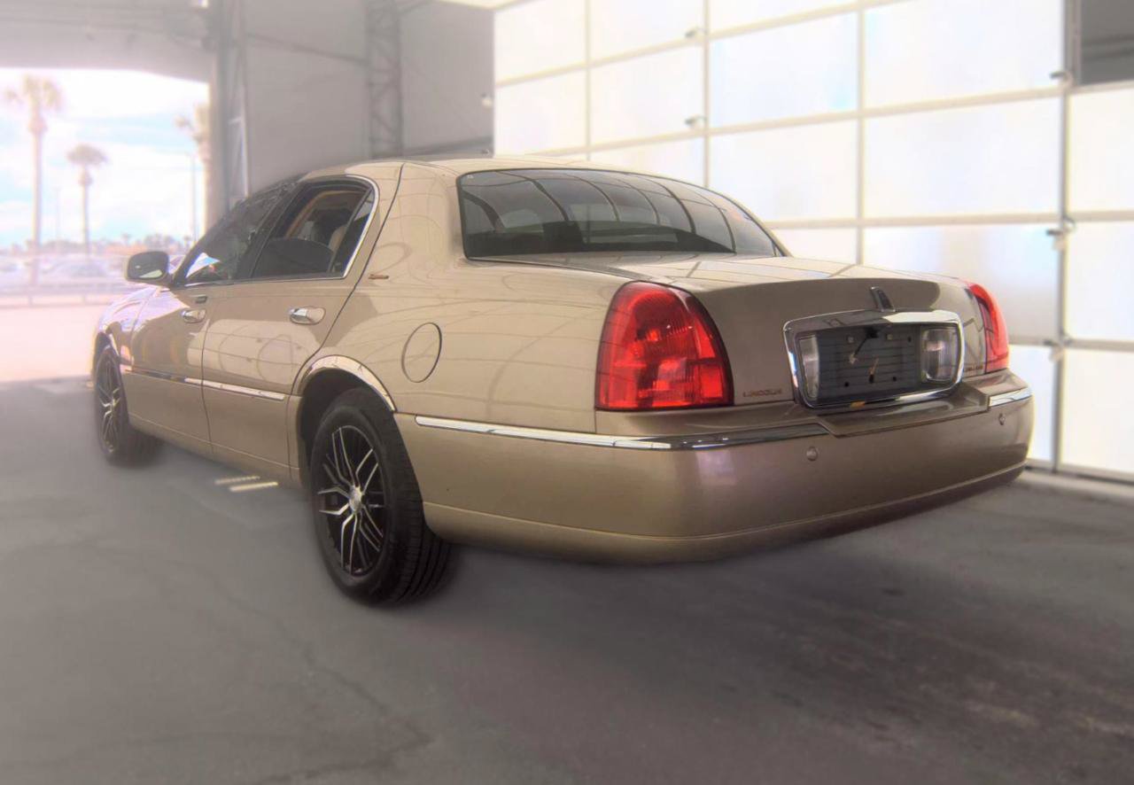 Used 2004 Lincoln Town Car Signature RWD image 6