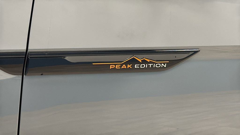 Used 2025 Volkswagen Atlas Peak Edition SE image 40