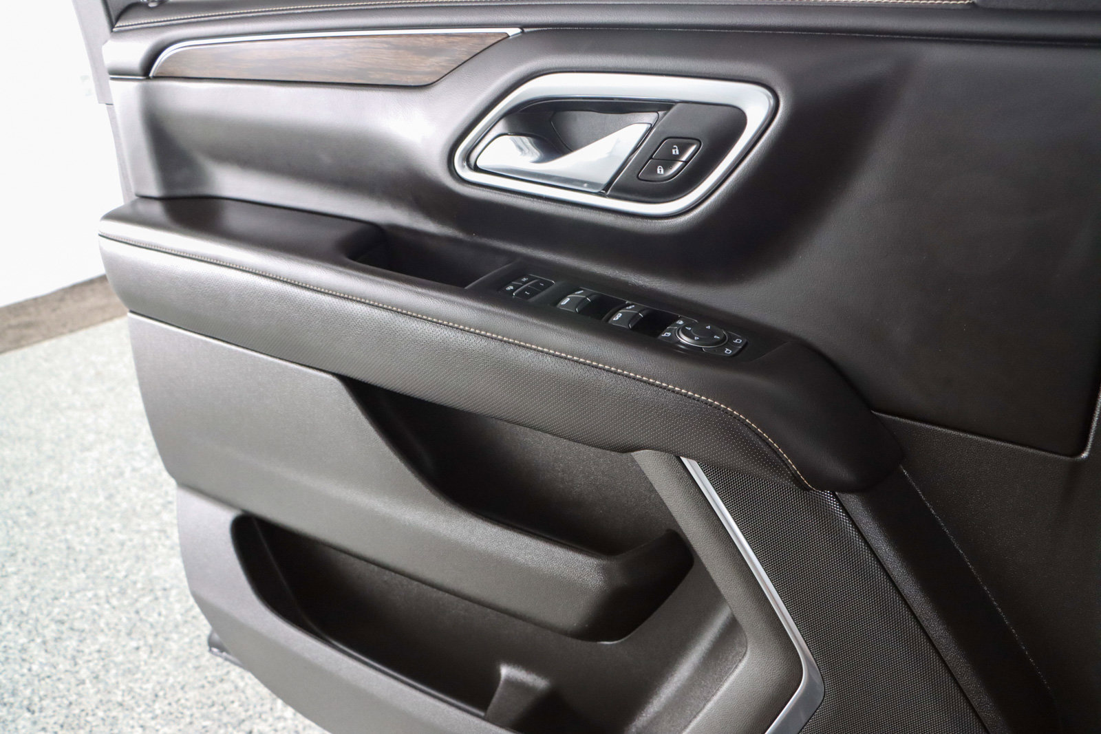 Used 2021 Chevrolet Suburban Premier w/ Premium Package image 26