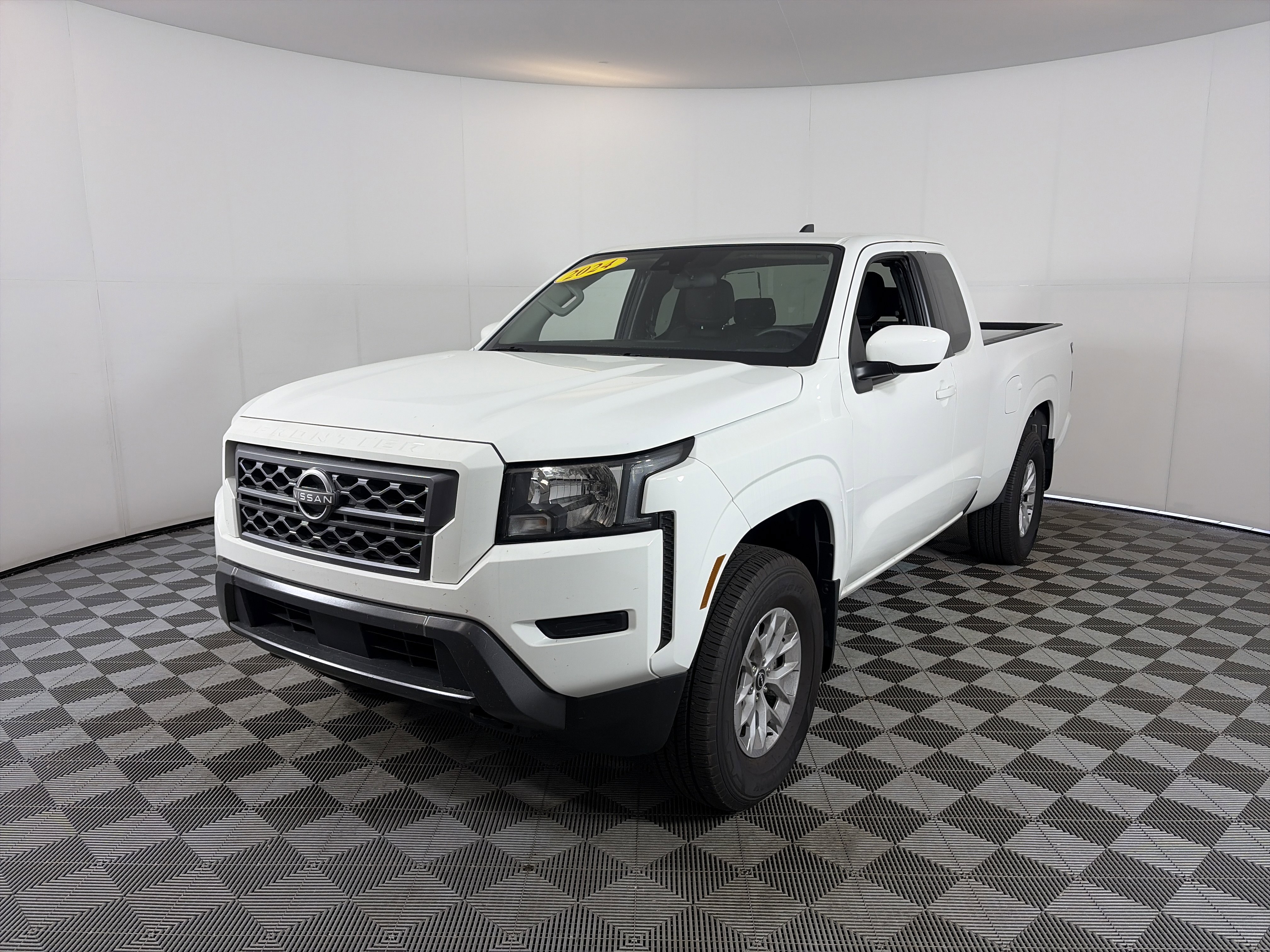 Used 2024 Nissan Frontier SV w/ Technology Package image 2