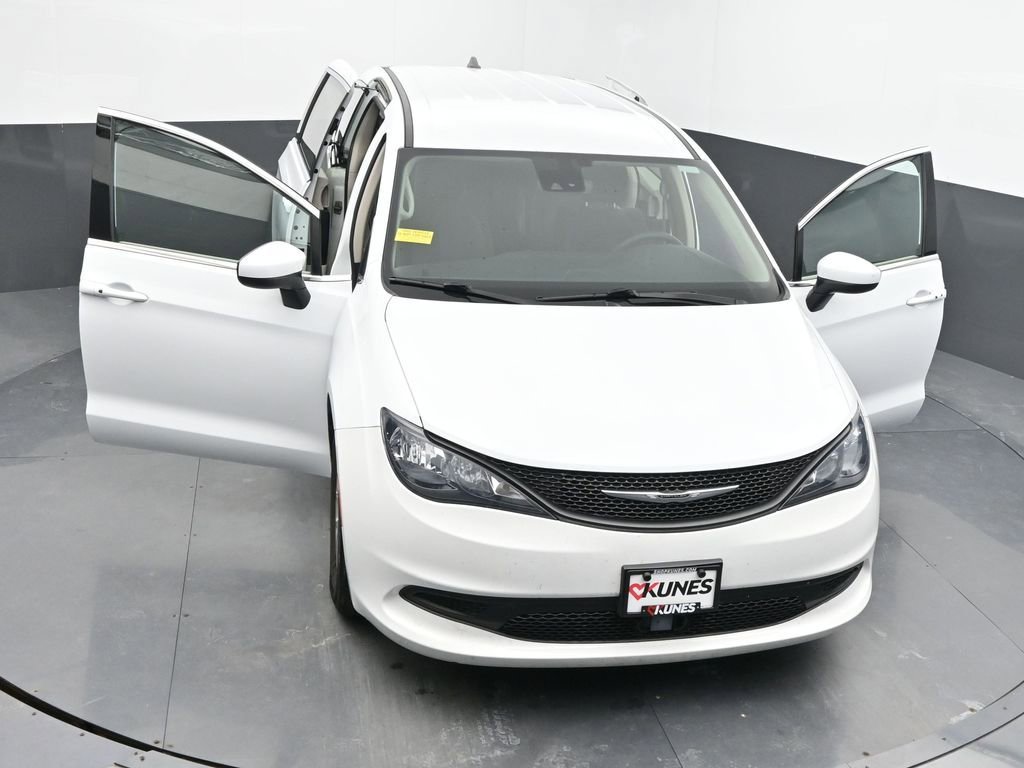 Used 2023 Chrysler Voyager LX FWD image 43