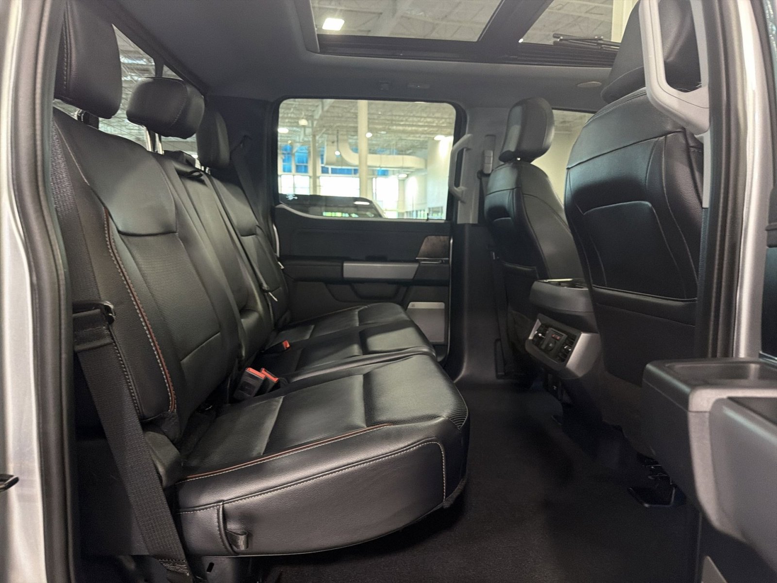 Used 2024 Ford F350 Lariat w/ Lariat Ultimate Package AWD/4WD image 32