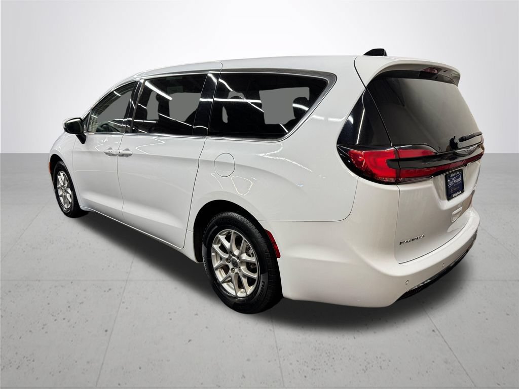 Used 2023 Chrysler Pacifica Touring-L FWD image 4