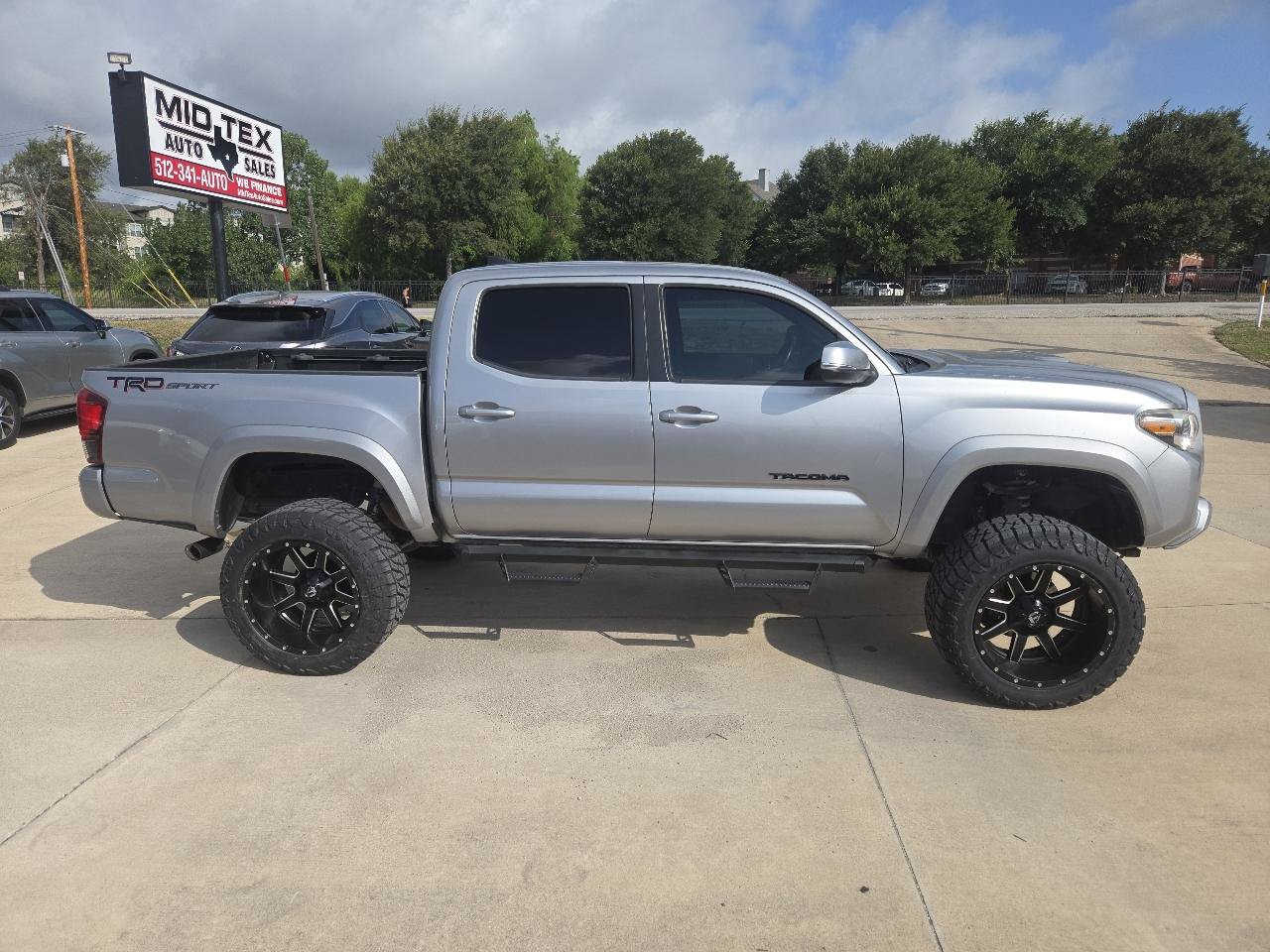 Used 2018 Toyota Tacoma TRD Sport w/ Technology Package RWD image 5