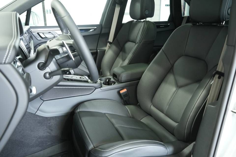 Certified 2025 Porsche Macan AWD/4WD image 5