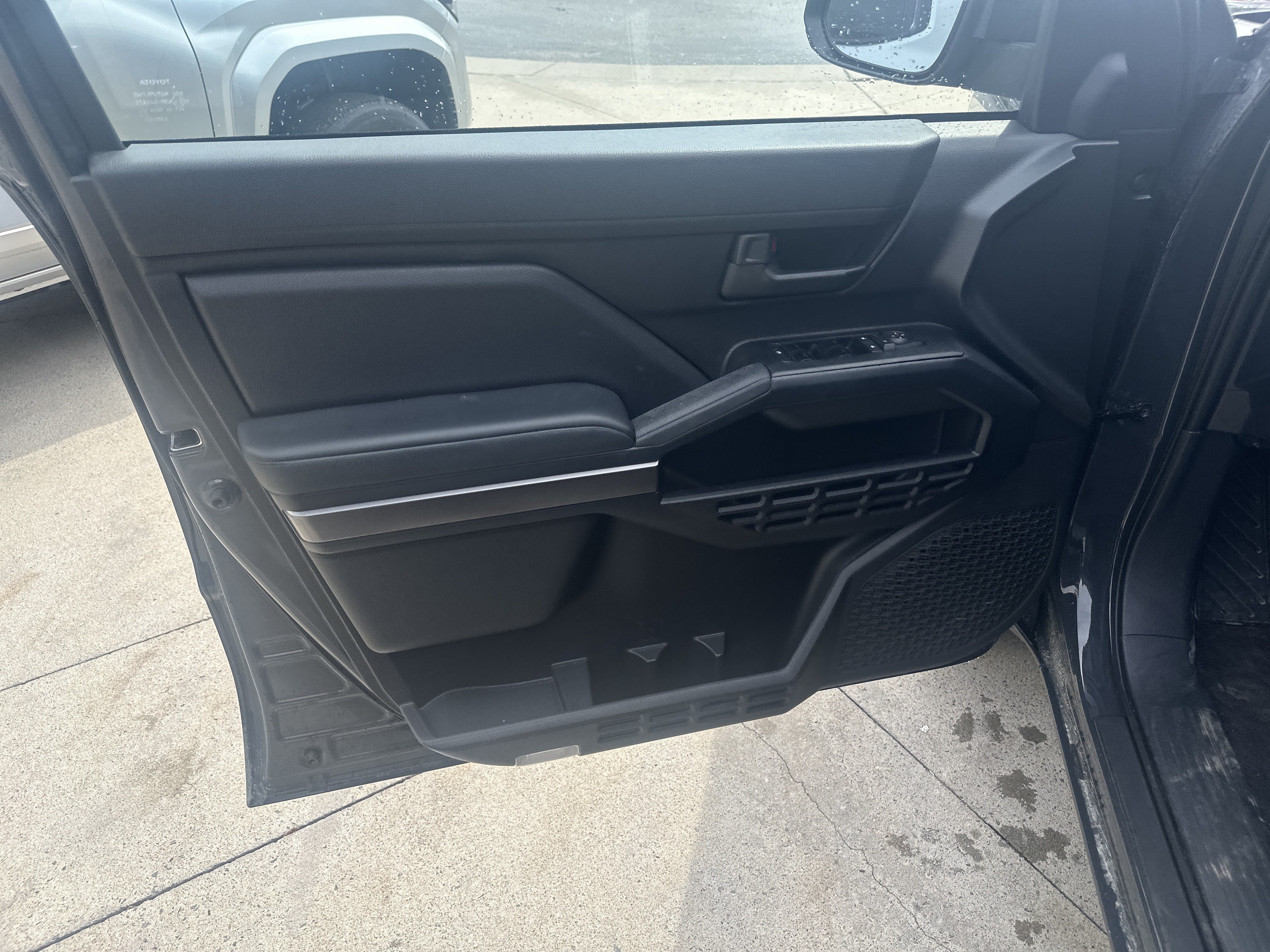 Used 2025 Toyota 4Runner SR5 AWD/4WD image 13