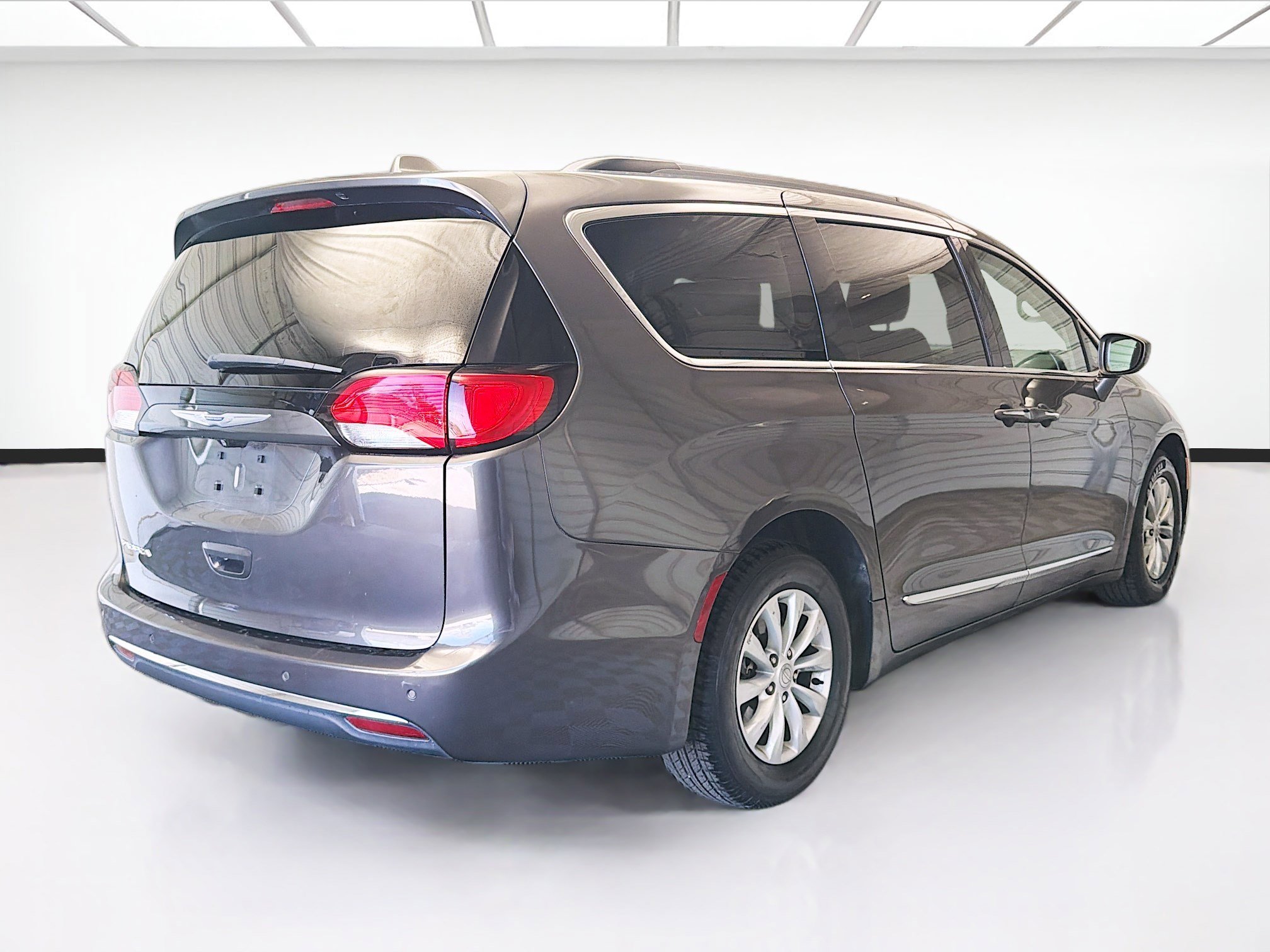 Used 2017 Chrysler Pacifica Touring-L image 4