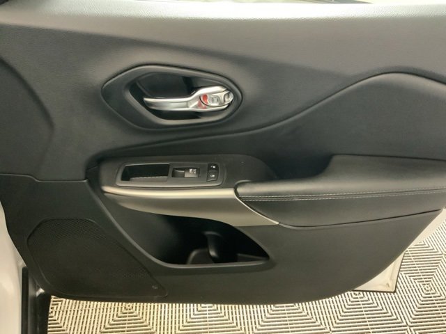 Used 2019 Jeep Cherokee Limited image 27