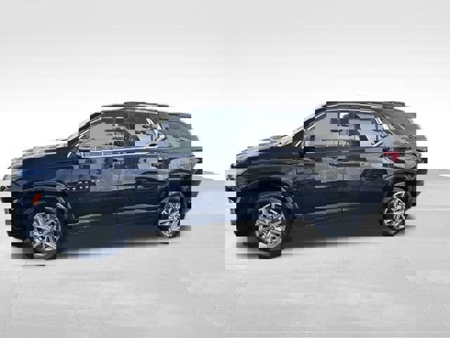 Used 2023 Chevrolet Traverse LT w/ Rear Camera Mirror Package image 3