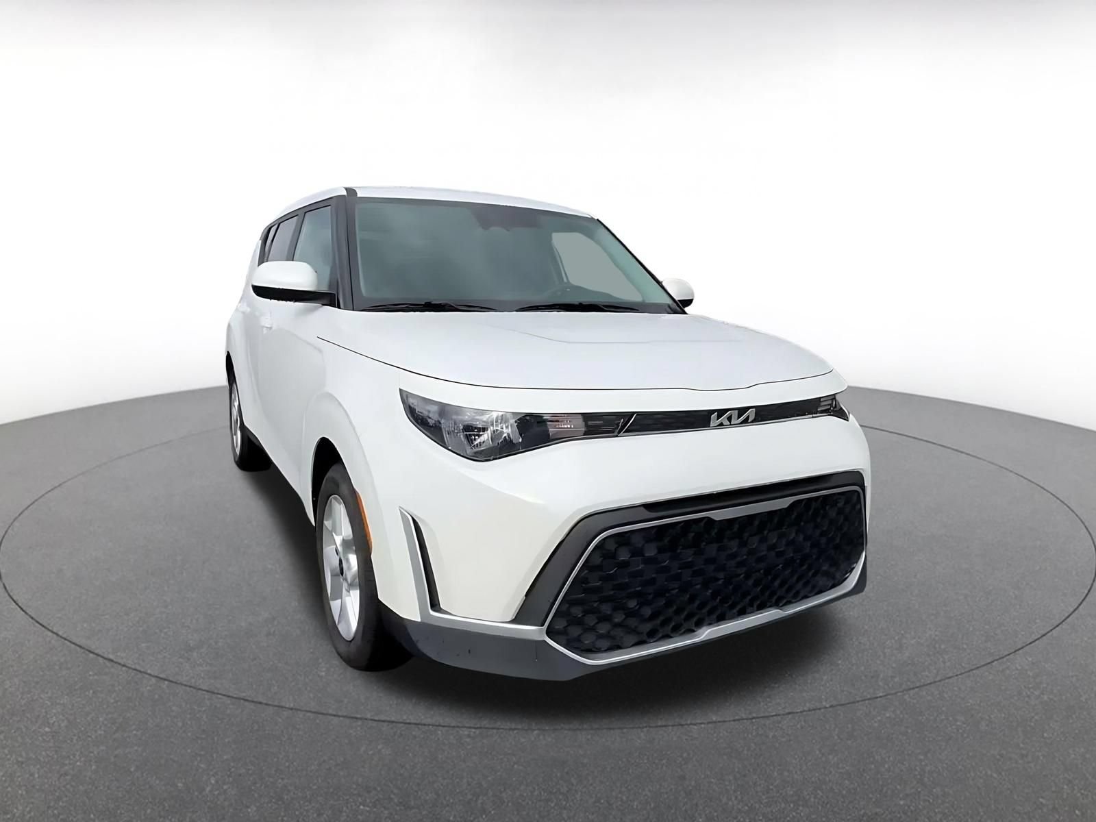 Used 2025 Kia Soul LX w/ LX Technology Package FWD image 3