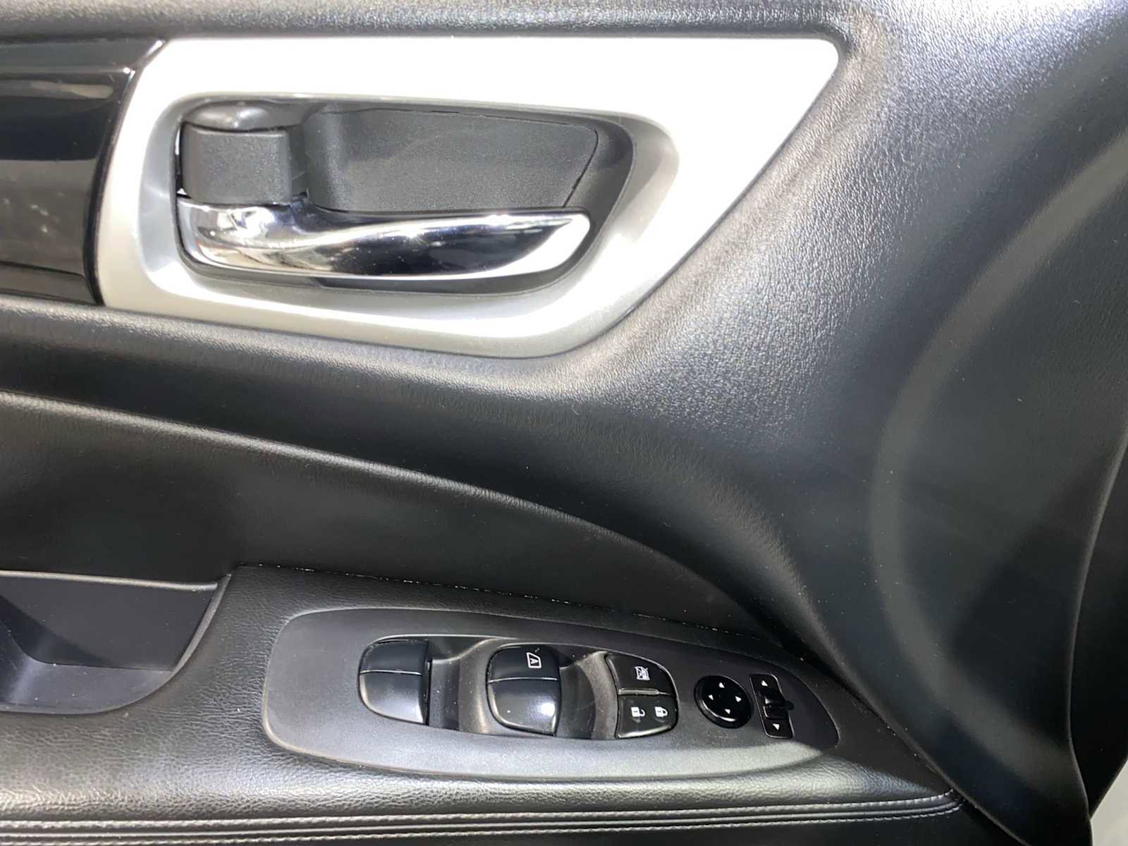 Used 2019 Nissan Pathfinder S AWD/4WD image 22