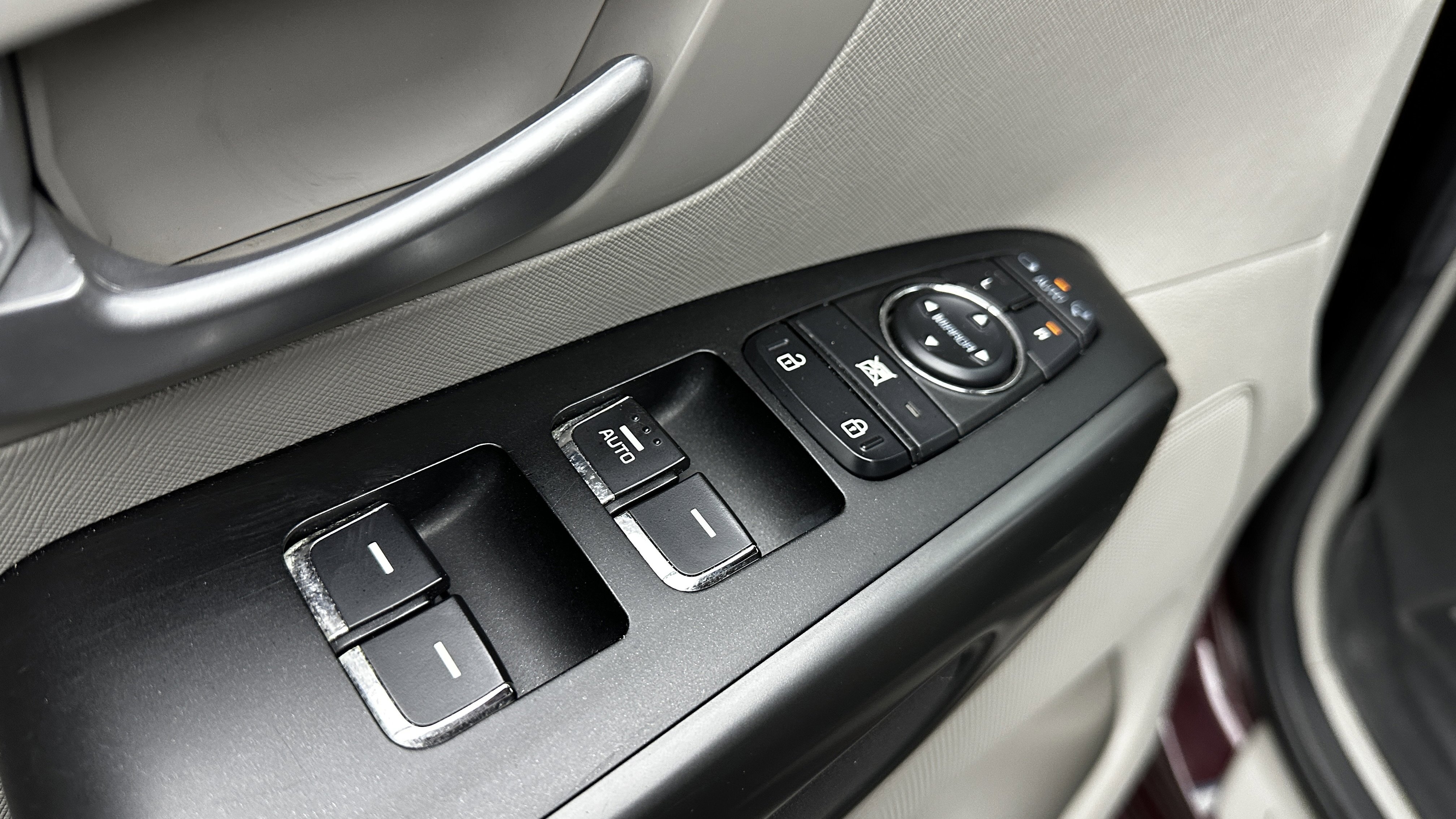 Used 2018 Kia Sedona LX image 11