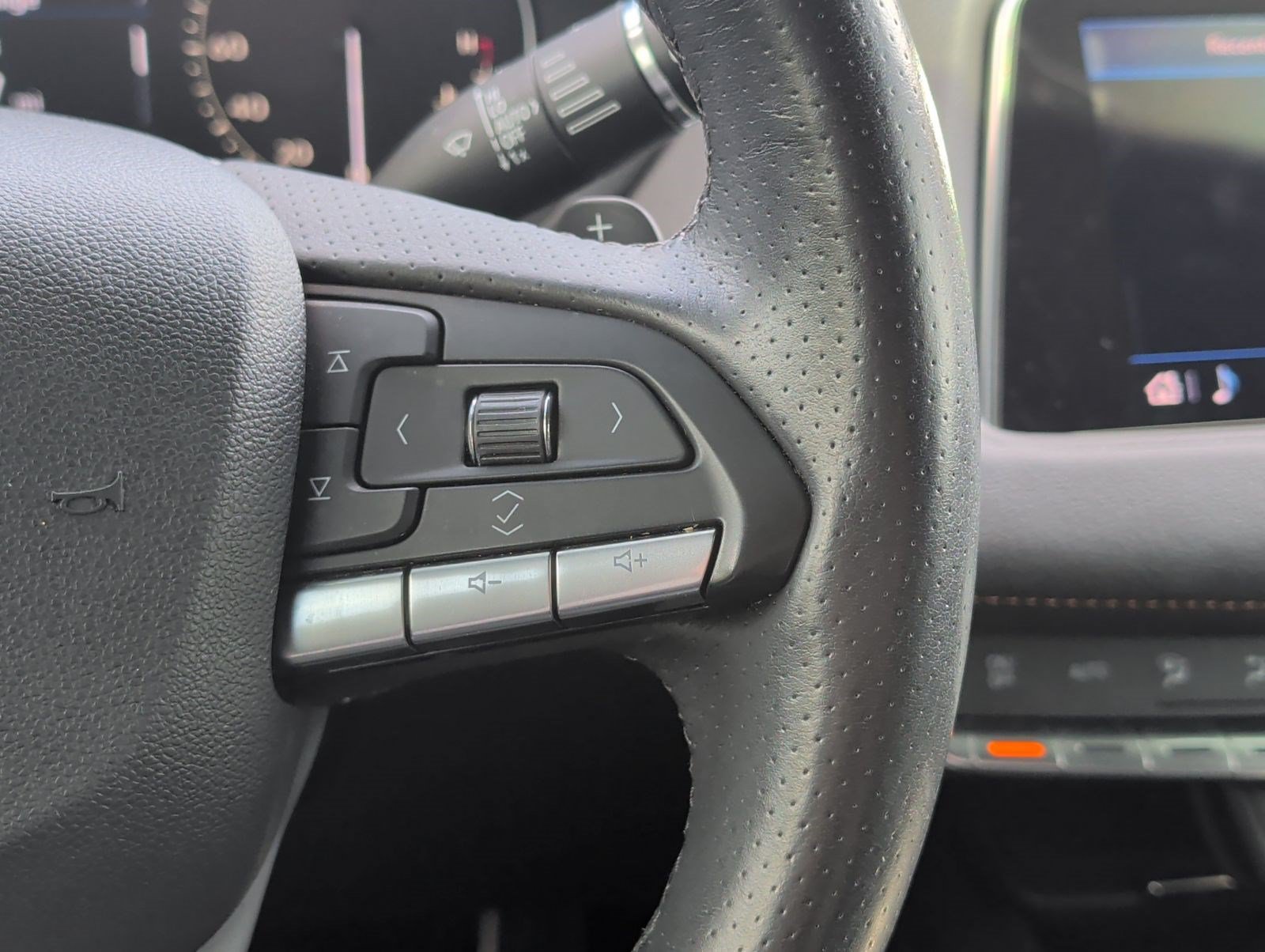 Used 2023 Cadillac XT4 Sport w/ Enhanced Visibility Package FWD image 15