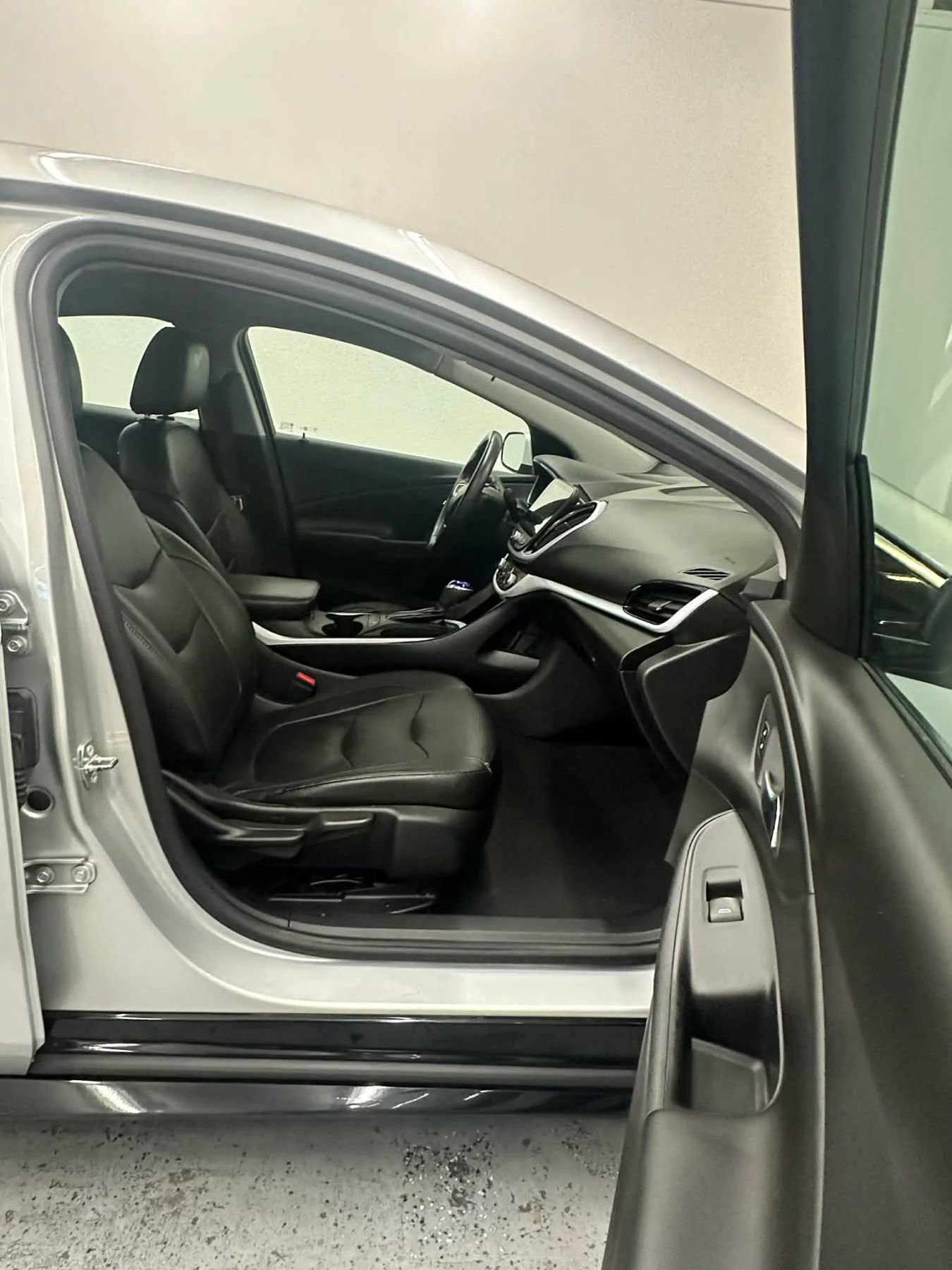 Used 2017 Chevrolet Volt LT w/ Comfort Package image 45