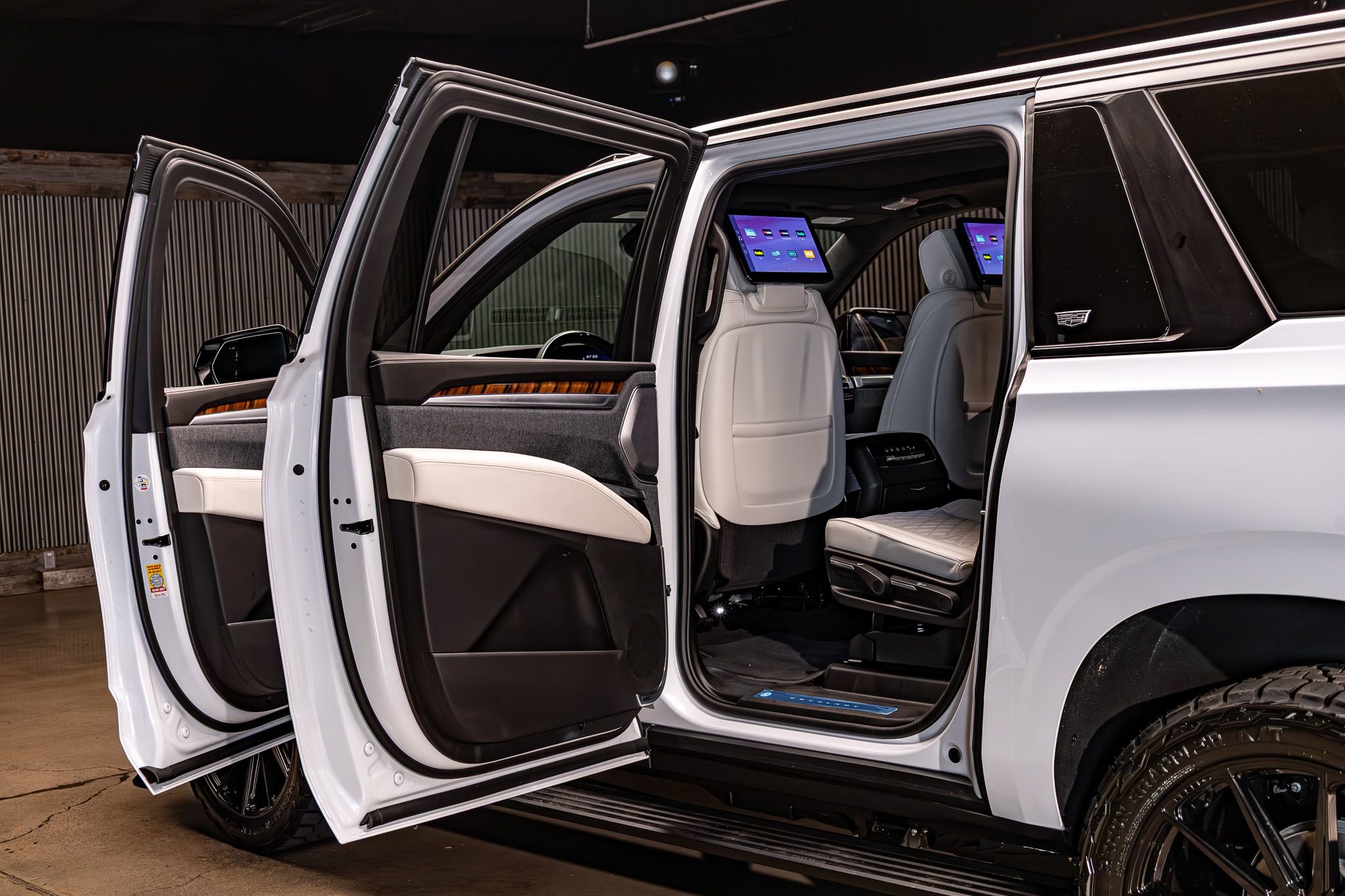 Used 2026 Cadillac Escalade ESV Platinum Sport w/ LPO, ONYX Package AWD/4WD image 28