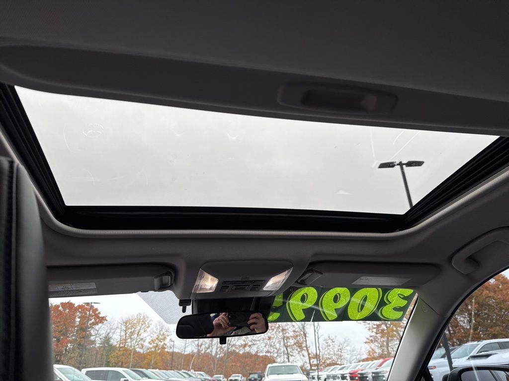 Used 2022 Toyota RAV4 XLE Premium image 21