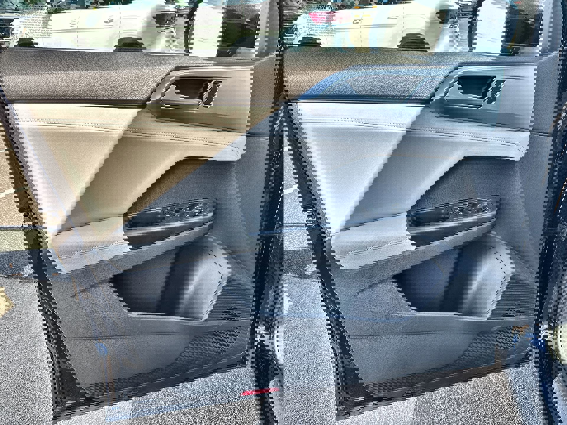 Certified 2025 Volkswagen Taos SE image 20