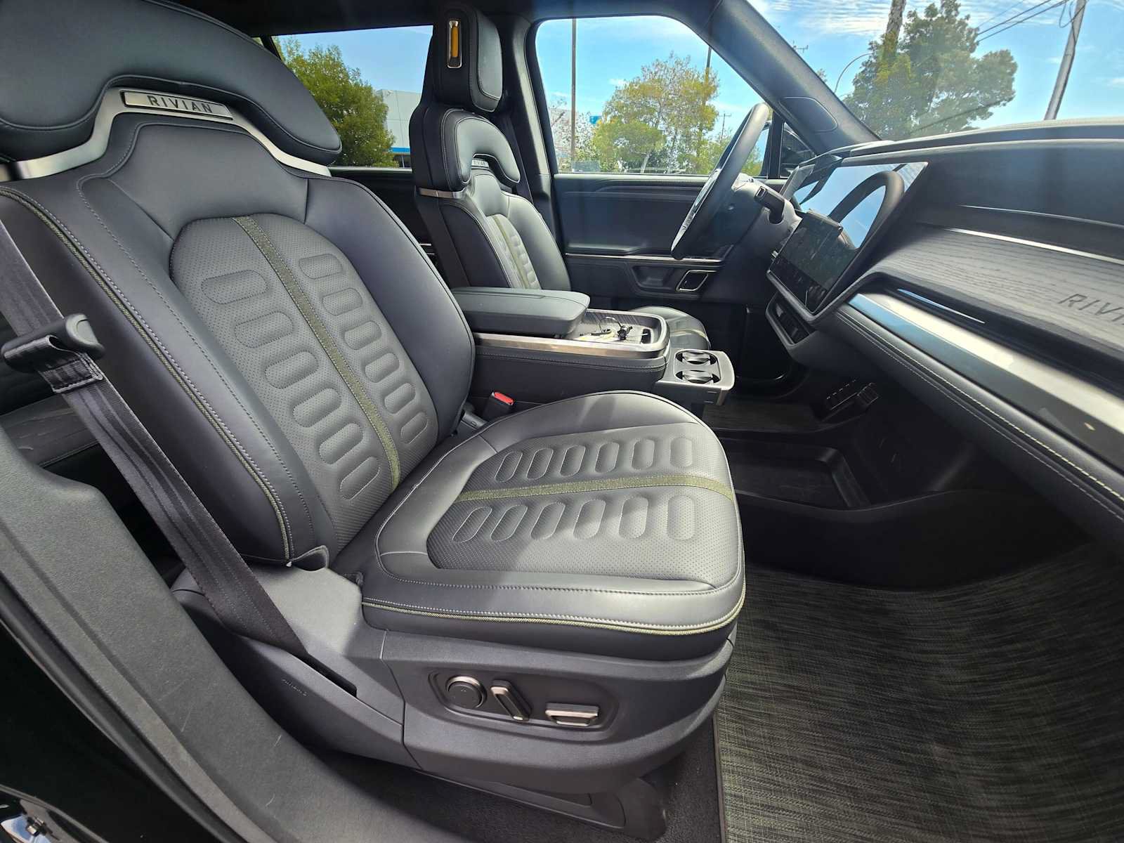 Used 2024 Rivian R1S Adventure AWD/4WD image 10