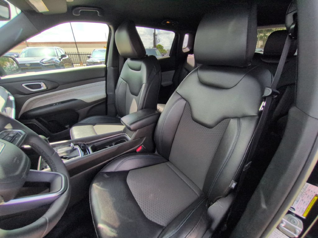 Used 2025 Jeep Compass Latitude AWD/4WD image 24
