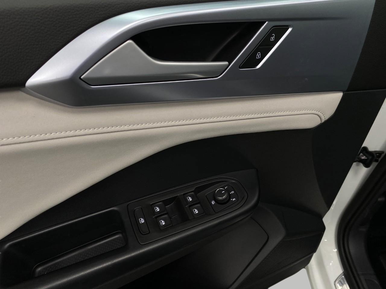 New 2026 Volkswagen Taos SE FWD image 9