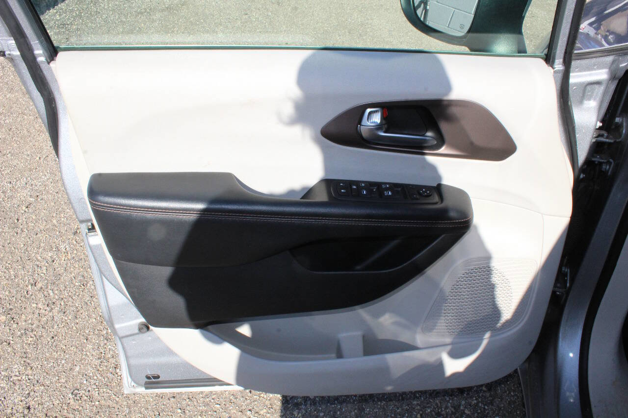 Used 2019 Chrysler Pacifica LX image 12