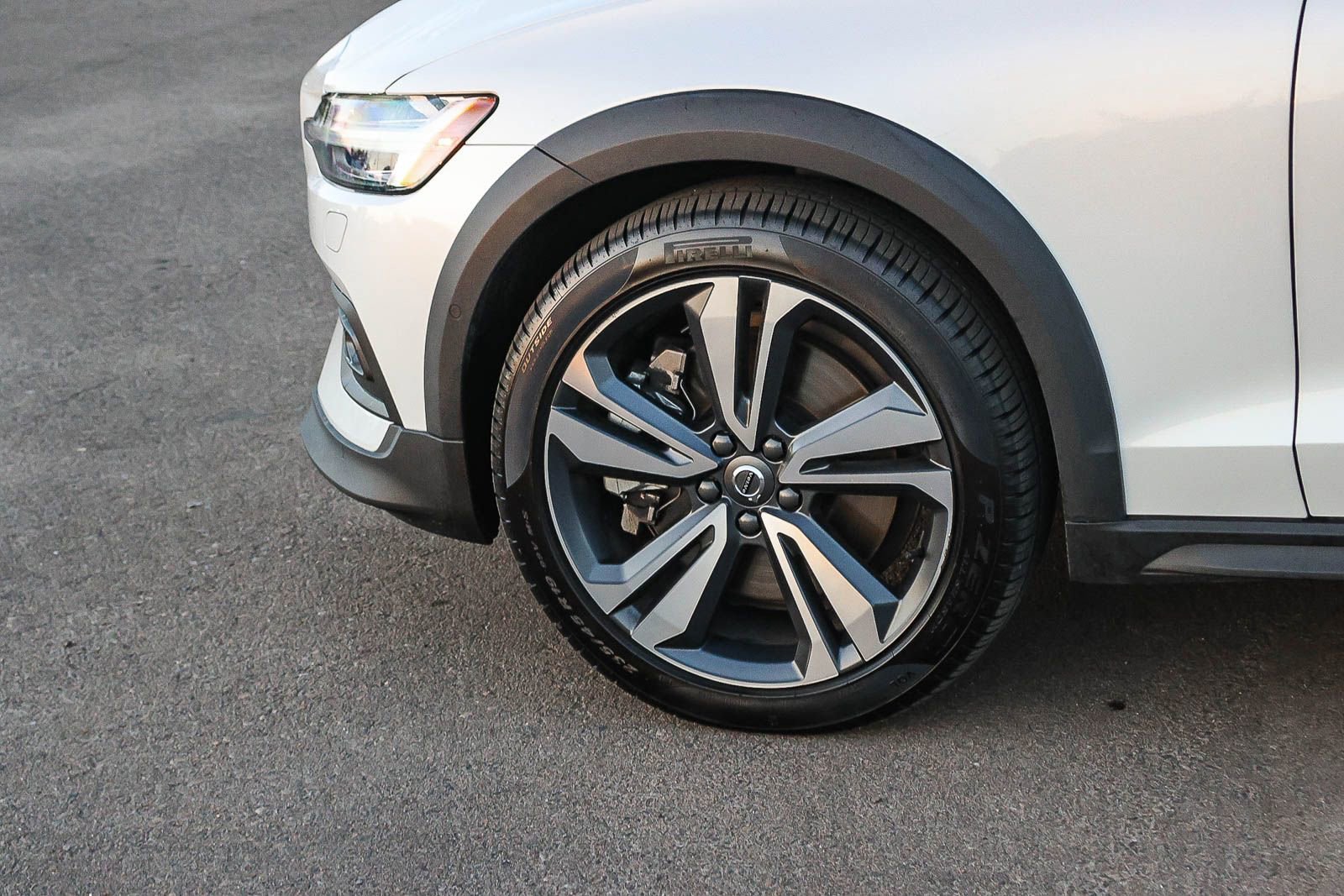 Used 2025 Volvo V60 B5 Cross Country Plus image 9