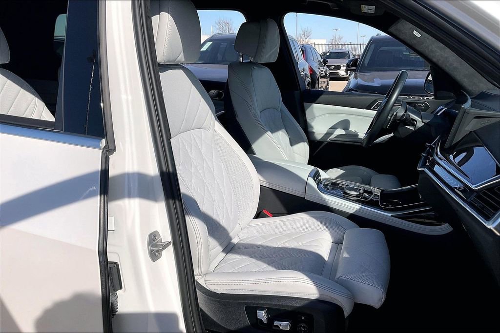 Used 2023 BMW X7 xDrive40i w/ Parking Assistance Package image 10