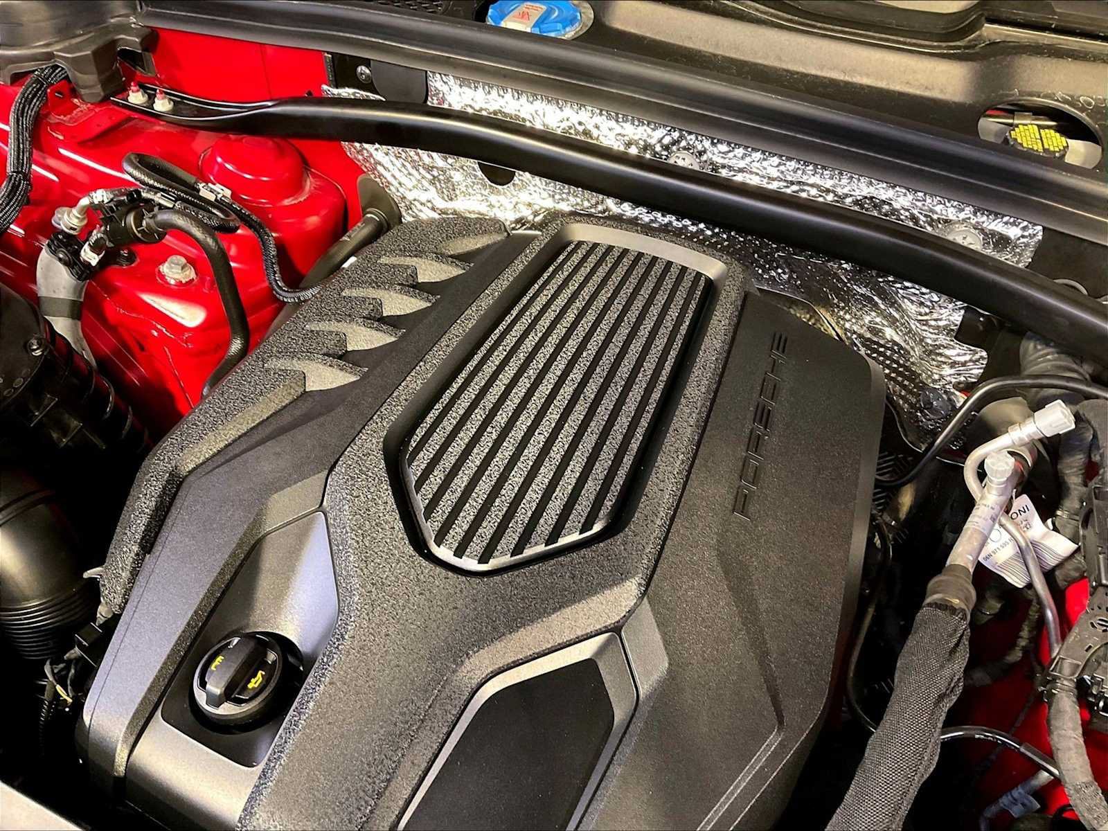Certified 2023 Porsche Macan AWD/4WD image 33