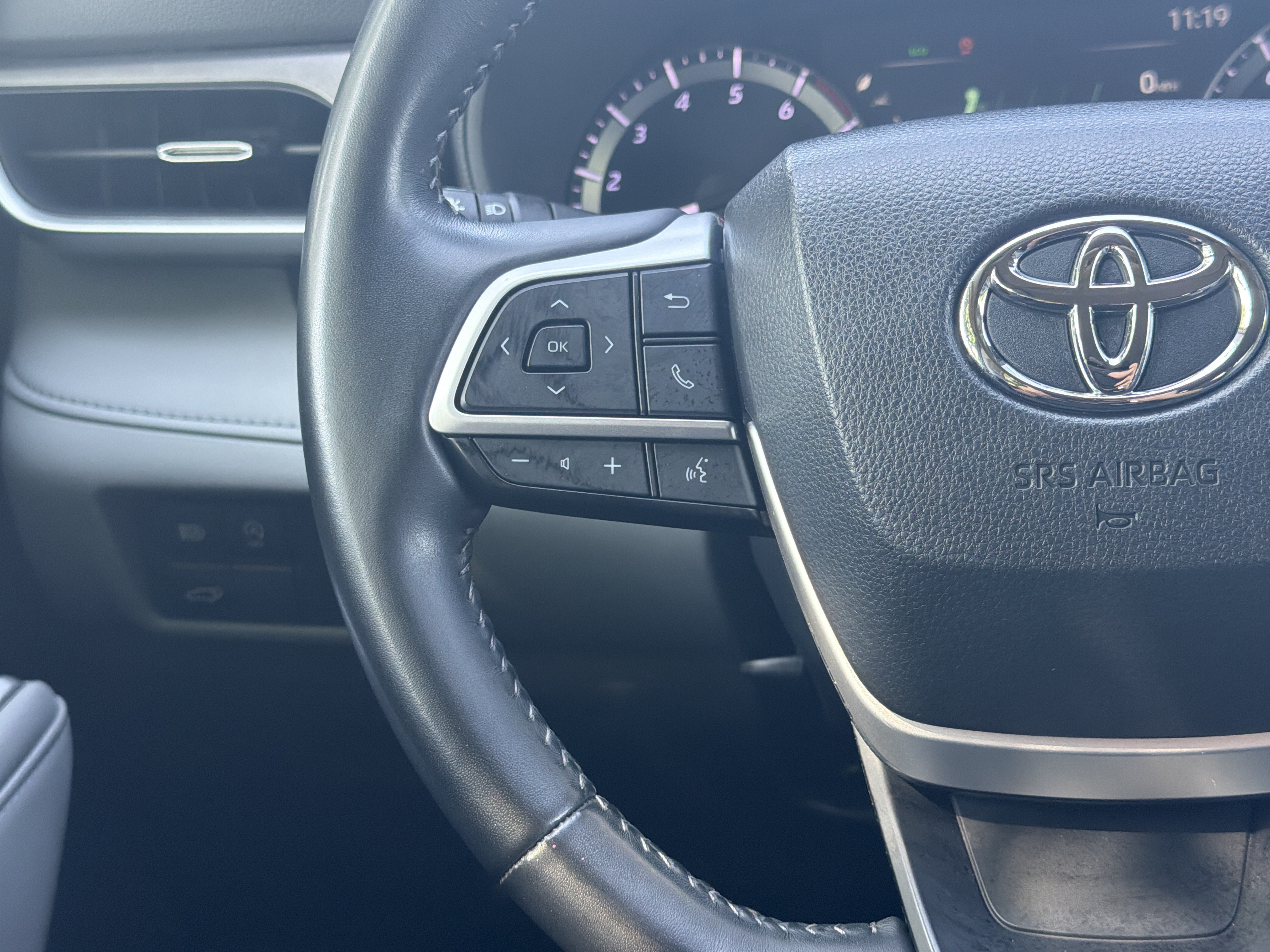 Used 2023 Toyota Highlander LE FWD image 18