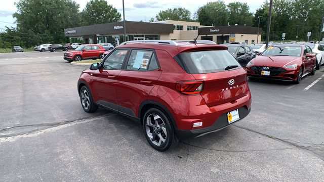 Used 2024 Hyundai Venue SEL FWD image 3
