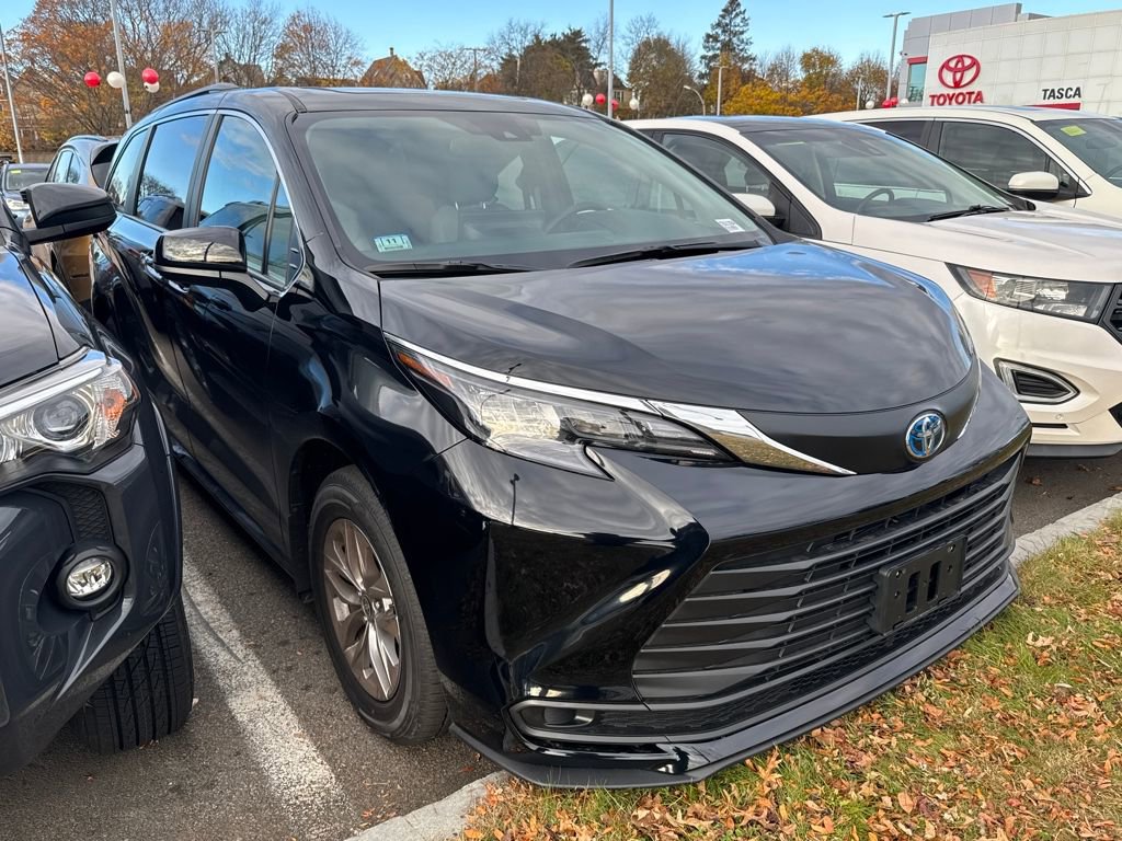 Used 2025 Toyota Sienna LE w/ LE Plus Package image 1