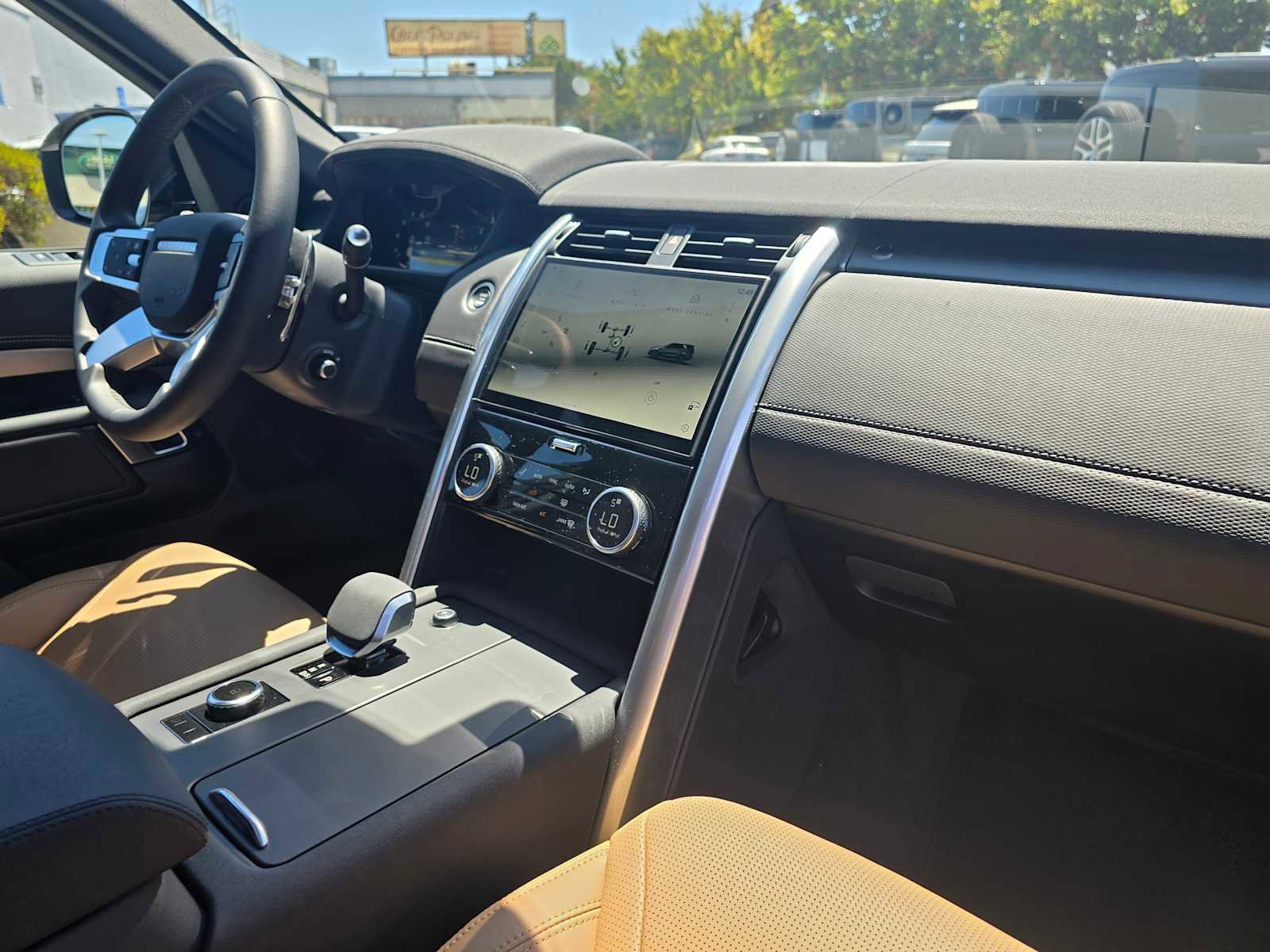 Certified 2025 Land Rover Discovery Dynamic SE image 12