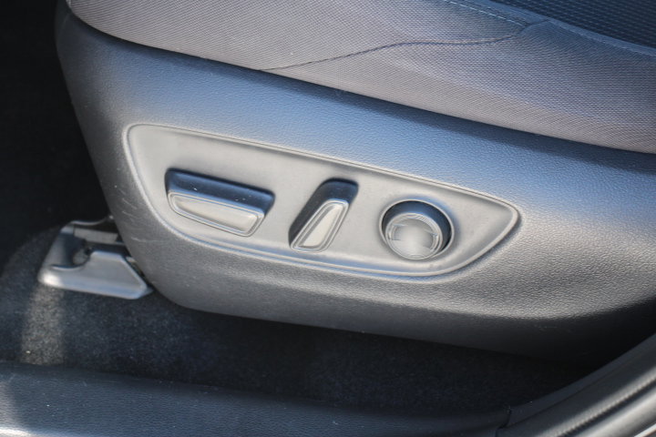 Used 2021 Toyota Venza LE image 12