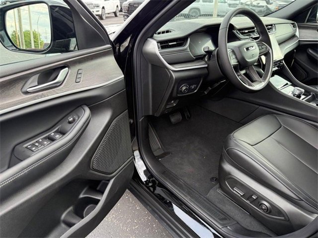 New 2025 Jeep Grand Cherokee Limited w/ Black Appearance Package image 19