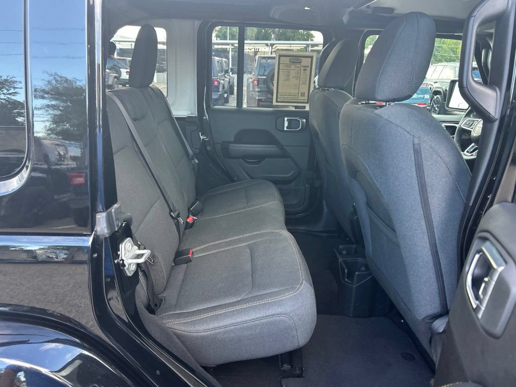 Used 2025 Jeep Wrangler Unlimited Sahara AWD/4WD image 28