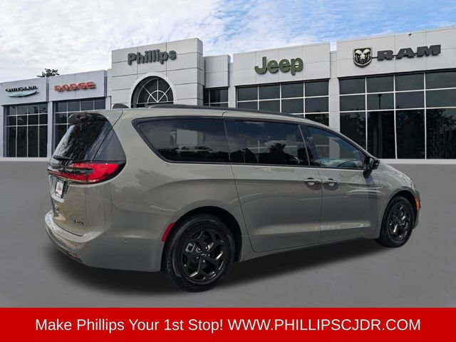 Used 2025 Chrysler Pacifica Premium FWD image 3