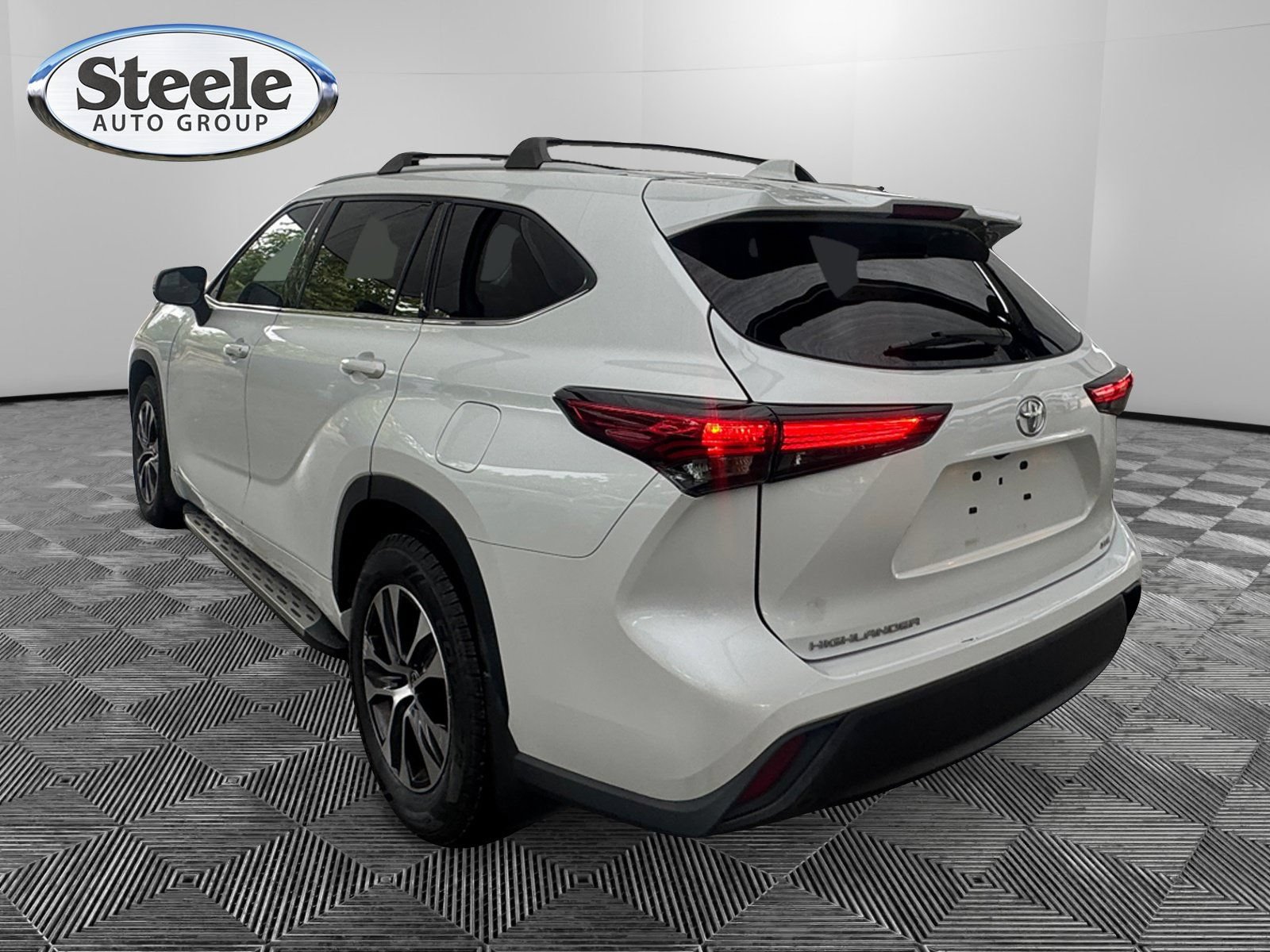 Used 2022 Toyota Highlander XLE FWD image 3