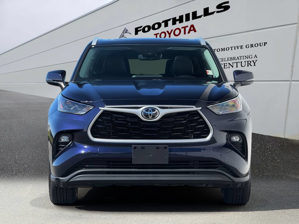 Used 2022 Toyota Highlander XLE AWD/4WD image 2