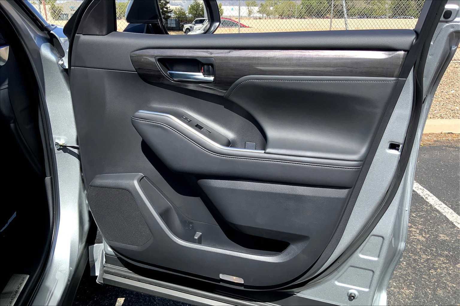 Used 2025 Toyota Highlander Platinum image 19