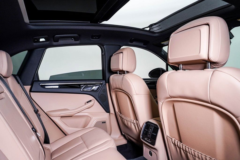 Certified 2025 Porsche Macan image 16