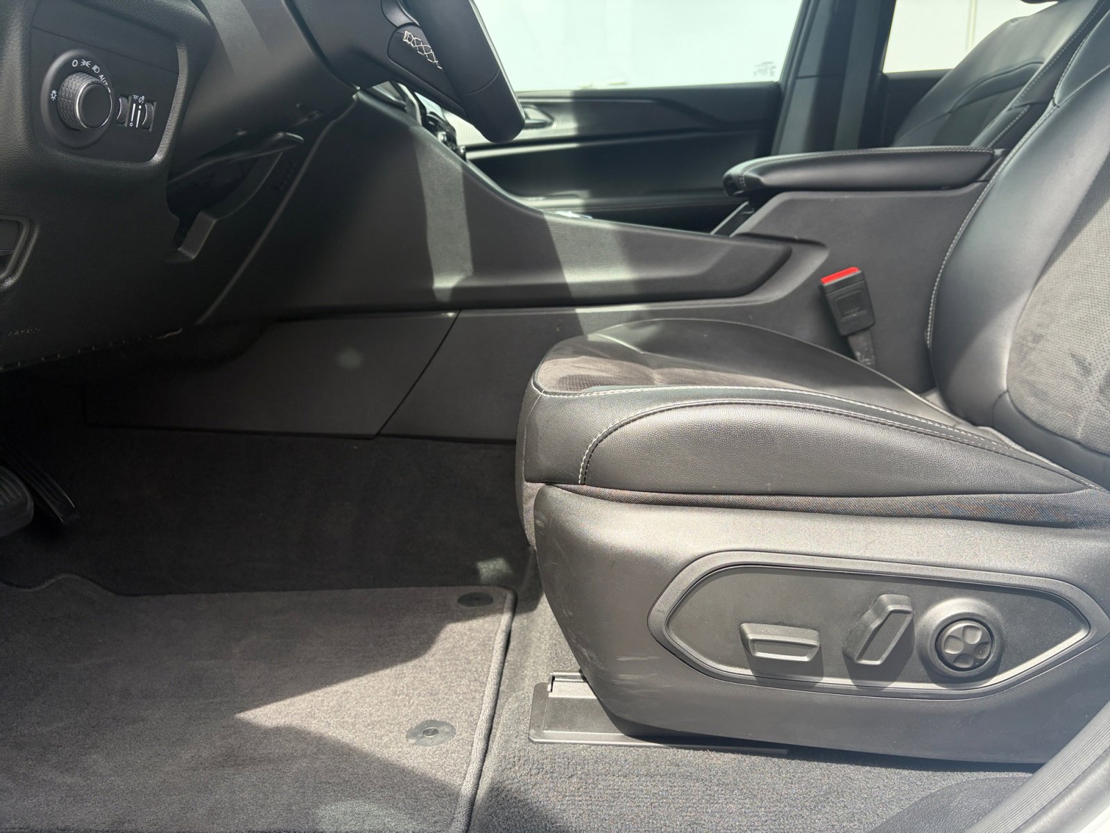 Used 2025 Jeep Grand Cherokee Altitude image 13