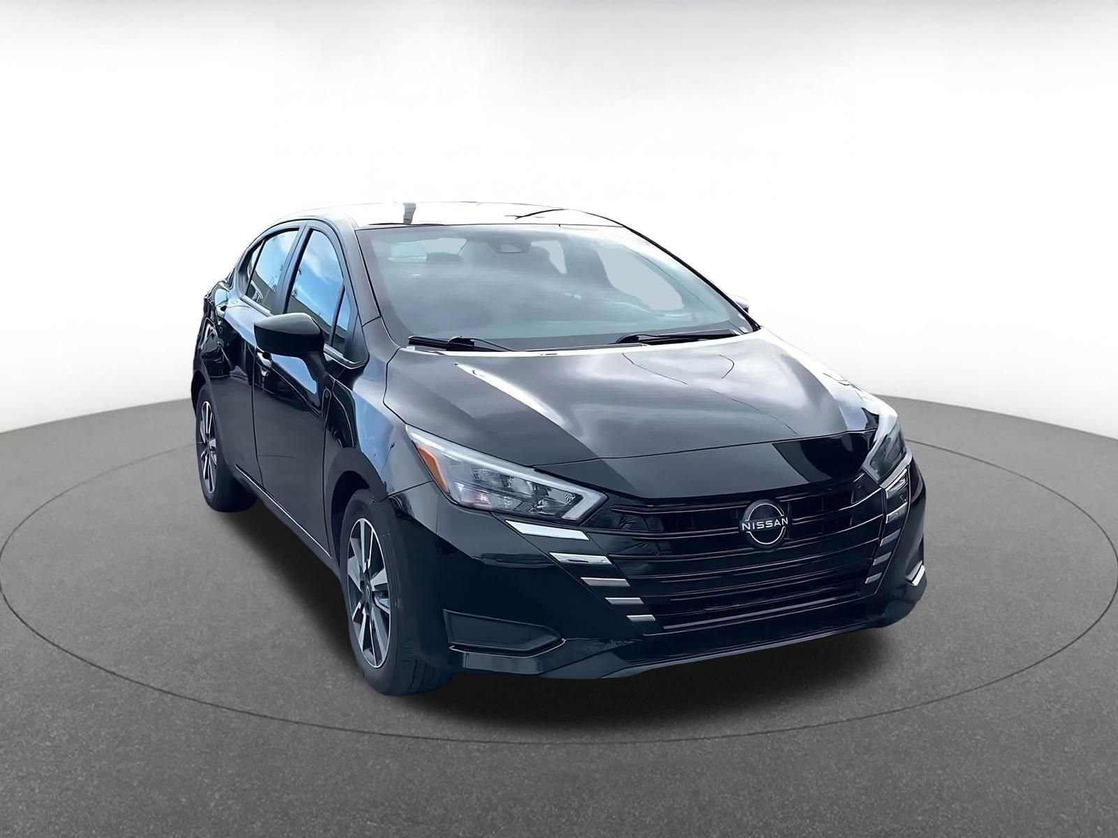 Used 2025 Nissan Versa SV image 3