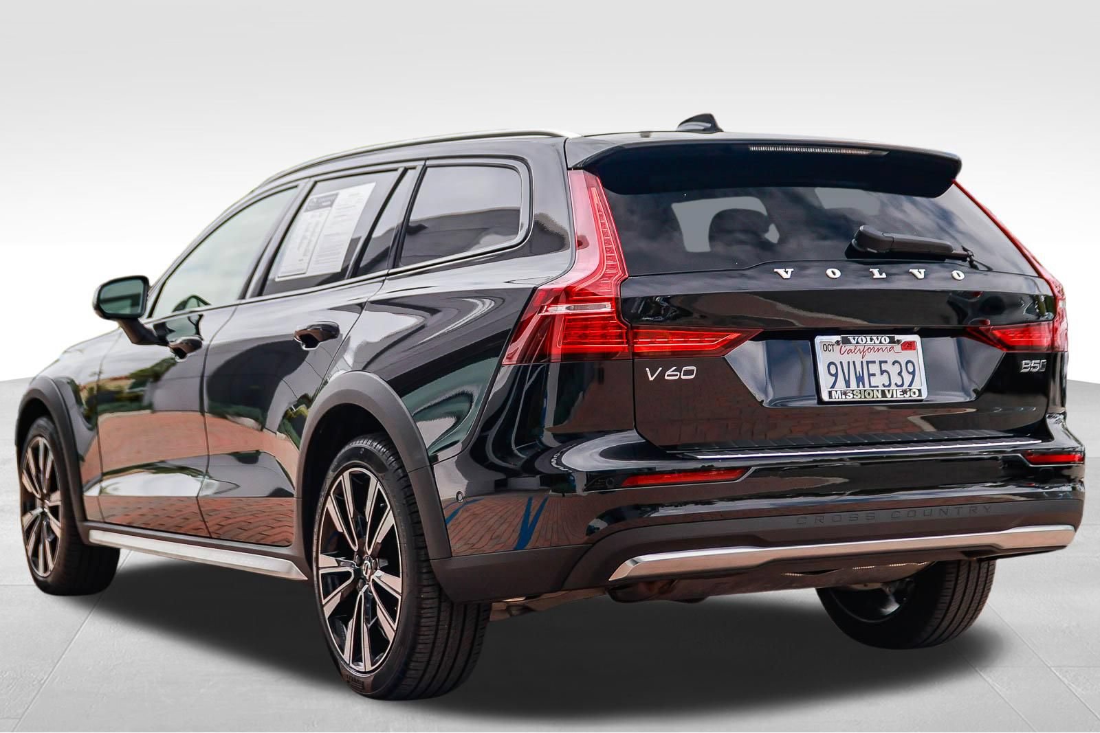 Certified 2026 Volvo V60 B5 Cross Country Ultra w/ Climate Package AWD/4WD image 5