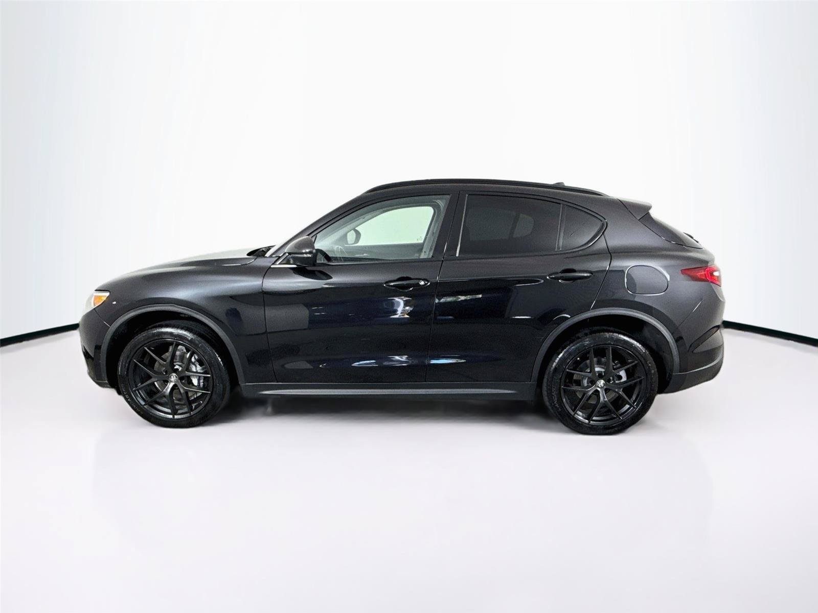 Used 2021 Alfa Romeo Stelvio Sprint w/ Nero Edizione RWD image 2